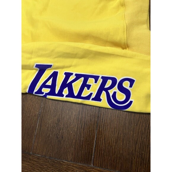 Men’s Pro Standard Size M Los Angeles Lakers Yellow Crewneck Sweater NWT NBA - Picture 2 of 6